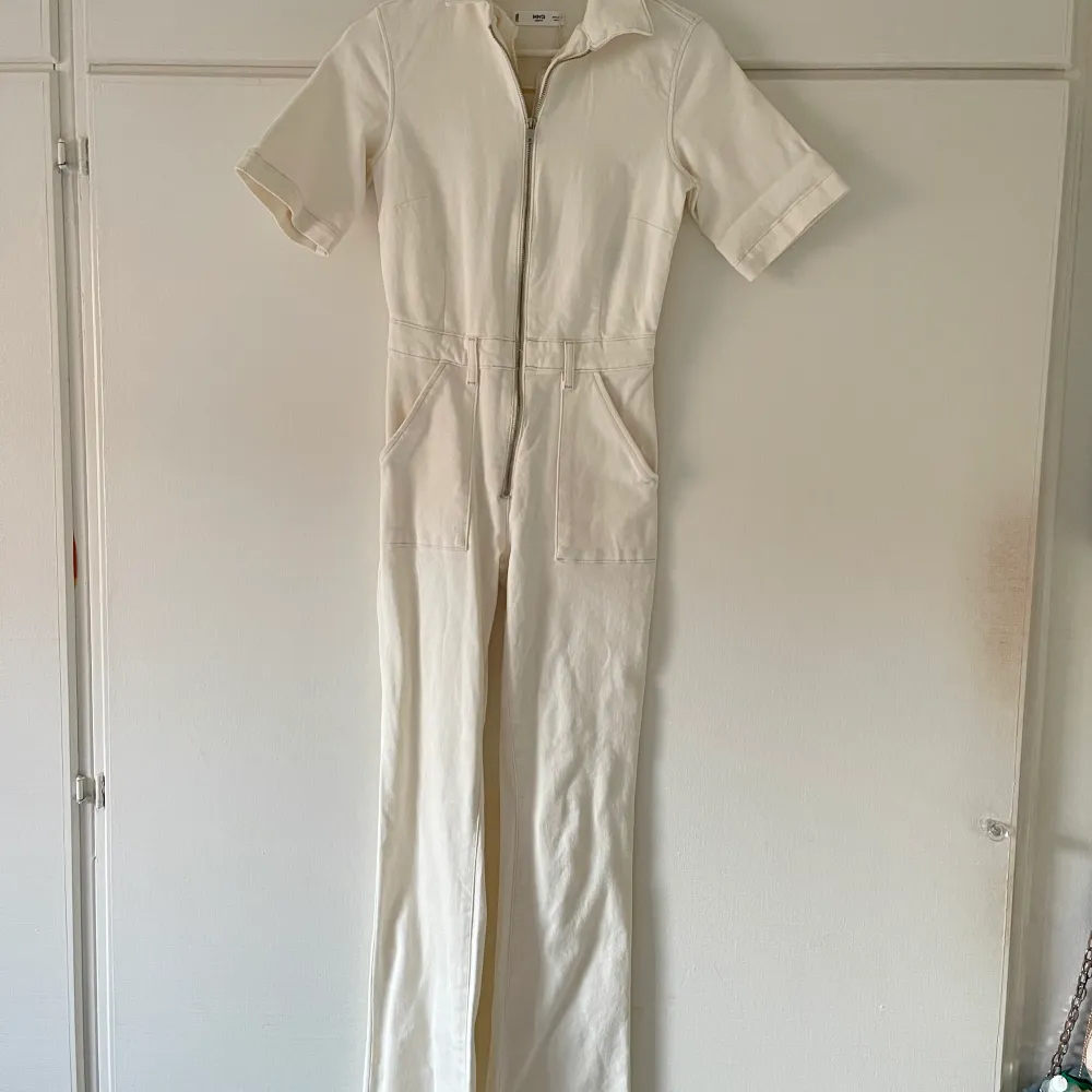 Jättesnygg vit jeans jumpsuit från Mango i storlek S. Inköpt våren 2022 och aldrig använt, lappen kvar. . Klänningar.