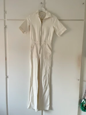 Vit jeans jumpsuit - Jättesnygg vit jeans jumpsuit från Mango i storlek S. Inköpt våren 2022 och aldrig använt, lappen kvar. 