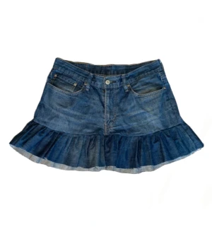 Volangkjol - En jeanskjol med volanger som jag har sytt själv för hand från ett par Levis jeans, så det är inte så jätte snyggt sytt på insidan (kan skicka bild). Säljer då den inte längre kommer till användning!