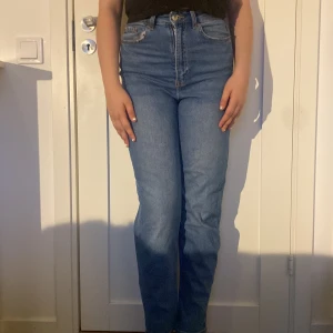 Jeans - Mörkblåa jeans som säljs då de inte riktigt är i min stil längre. Har används men inte så ofta de är fortfarande i bra skick och säljs för 120 kr