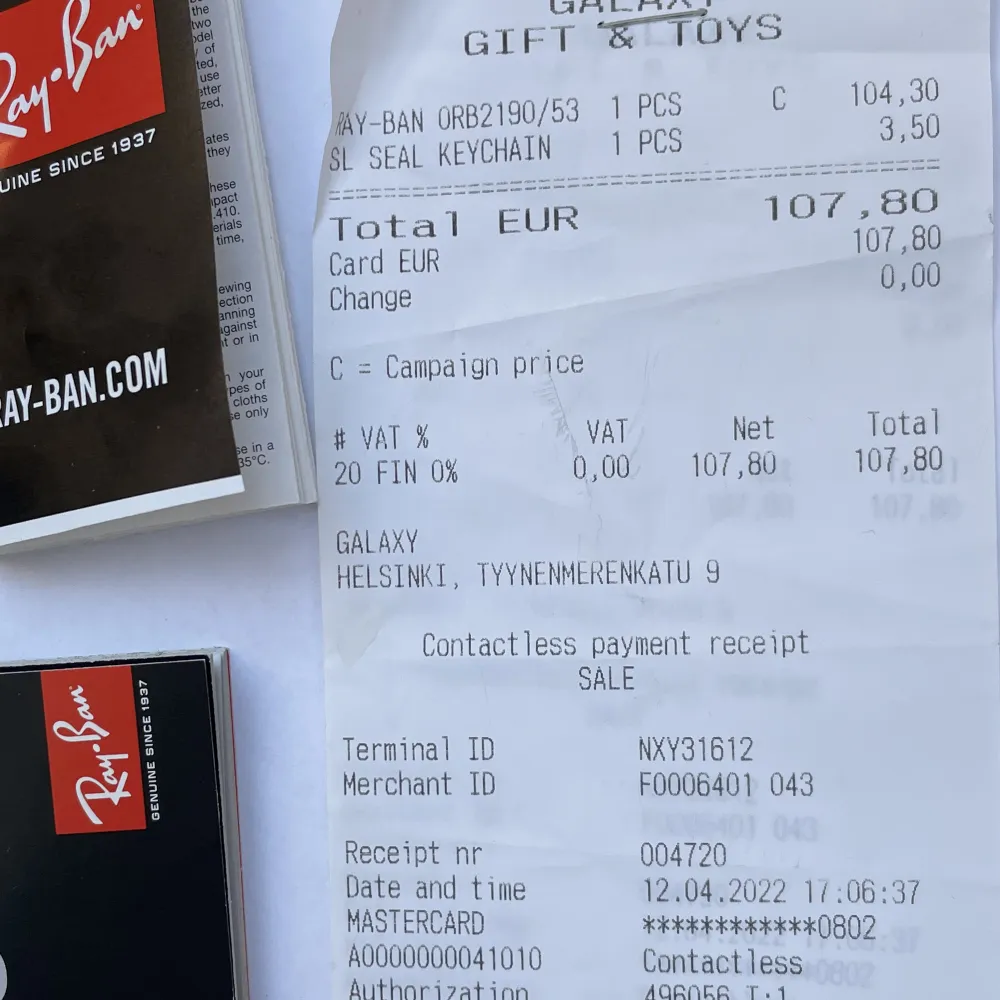 Äkta Ray Ban. Sköldpaddsfärgade bågar. Inga repor, sparsamt använda. (Köpt på båten för ett år sedan för ca 1000kr - kvitto medföljer). Säljer för 700. Asusteet.