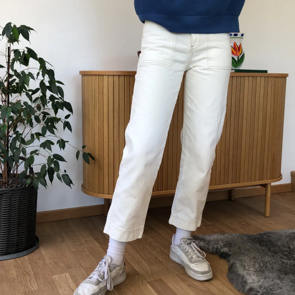 Vita jeans med brun söm, ginatricot, personen på bilden är 178 cm, storlek 36 (passar 34/36) ❣️. Jeans & Byxor.