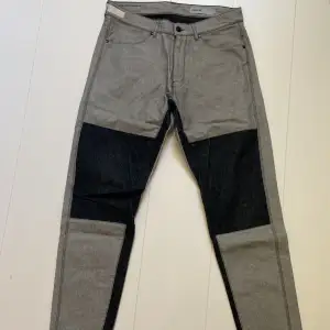 Ett par ADNYM double knee jeans med baggy fit