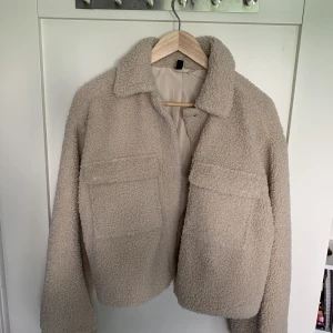 Teddyjacka  - Teddyjacka från hm, 250 kr🩵