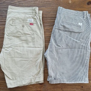 Shorts - Säljer dessa två shorts. Randiga från Jack & Jones Strl M. Skick (8/10).   De beiga är från Levis med strl 33. Skick (9/10)