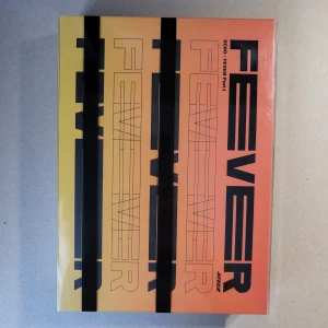 Ateez: Fever pt.1 - Ateez album, allt är i god skick. Men bilderna sitter lite ihop eftersom jag hade tejpat upp de på väggen förut. Photocards med följer och är i god skick och CD fungerar.