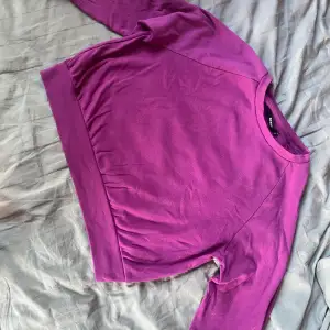 Lila/rosa tröja, inte jätte tjock, pösig
