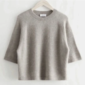 Stickad trekvartsärmad tröja - Funderar på att sälja min fina populära trekvartsärmade tröja från &other stories, storlek M (passar mig som brukar ha s) kontakta om intresserade! Kan mötas i Sthlm 💞💞