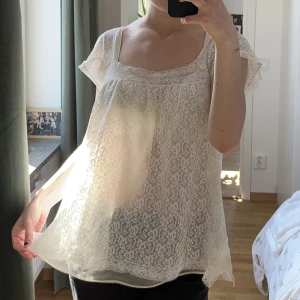 Superfin topp - Fin somrig topp🌸 Lite genomskinlig🌞Passar S och M, beroende på hur man vill den ska sitta!