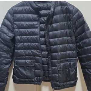 Moncler jacka  - Säljer äkta mörkblå moncler jacka. Ny pris ca. 9000kr