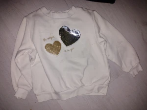 Tröja från HM  - Benvit tröja från HM med paljetter , storlek 3-4 år står det antar att det är 98-104