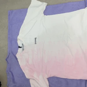 Ariana Grande Thank Sweet tröja💞 - Ariana Grande Thank Sweet översizad tröja Sick: Använt en gång.  ⚠️OBS⚠️  Tröjan är väldigt väldigt lång och översizad!! Kan diskutera över priset 💬💞 