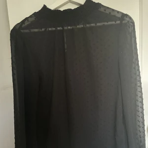Blus  - Säljer denna söta blus med hjärnan från hm. Som ny. Hör av dig vid intresse 💖