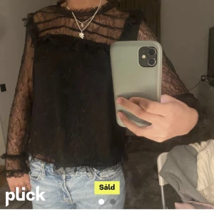 Spets topp  - Sååå snygg och populär spets topp! Passar bra på mig som är en xs/s. Första bilden lånad andra min egen. Budgivning om fler blir intresserade🙌🏽😇💕från märket reserved