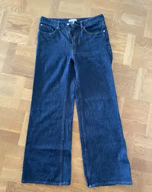 Jeans HM, storlek 40. Fint skick. Innerbenslängd 76 cm.