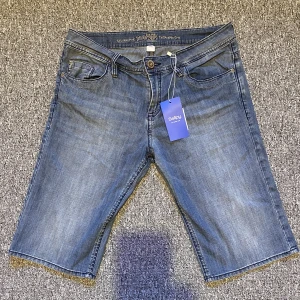 Jeans shorts  - Jag tänkte sälja dessa jeans shorts från Sellpy eftersom dom var förstora på mig. Jag finner inga defekter, å dom verkar va i gott skick. :) skriv till mig privat om du vill ha mer information :D