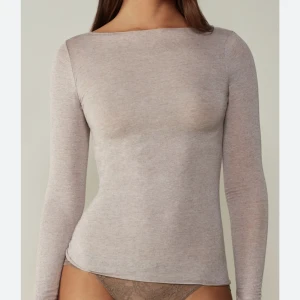 Intimissimi tröja - Intimissimi tröja i beige, använd fåtal gånger🫶🏼