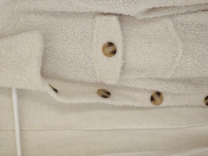 Jacka/kofta - Perfekt att ha nu till sommaren, den är tunn och härlig att ha på kvällarna. 100% Polyester. 