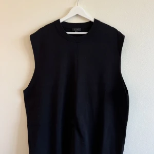 Väst - Lång väst från Cos i fint tyg.