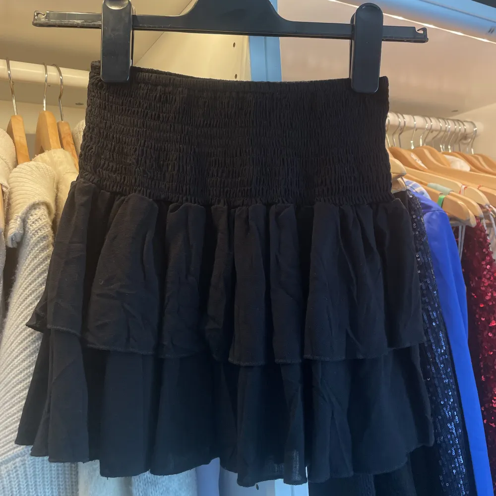 Säljer denna söta svarta volangkjolen, då den tyvärr är för liten💞 Perfekt nu till sommaren, storlek xxs🫶🏼. Kjolar.