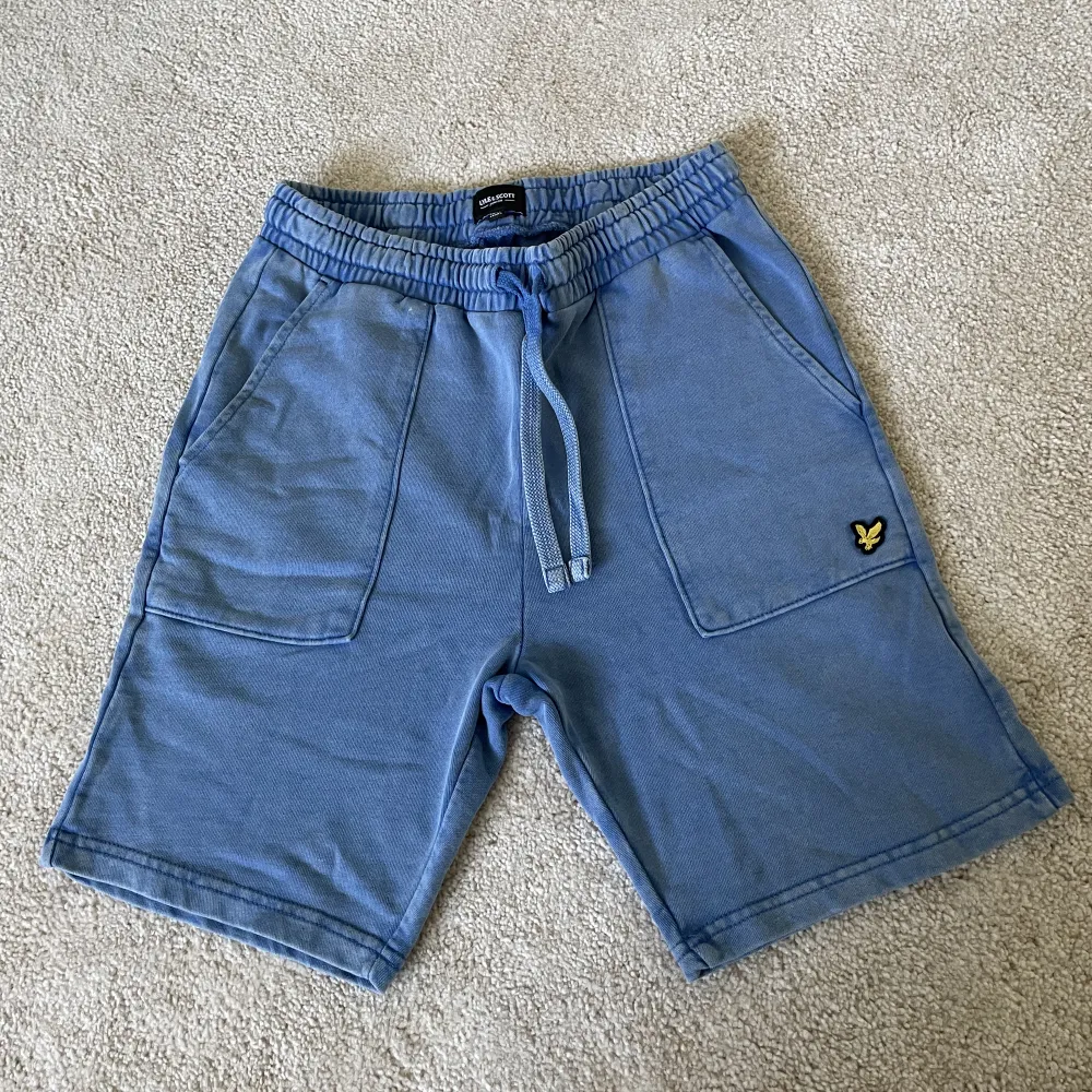Tja! Säljer nu mina jättesnygga blåa lyle & scott shorts som är sparsamt använda. De är i storlek 14/15 years. Säljer pga att de är för små. Hör av er vid frågor!  Mvh . Shorts.