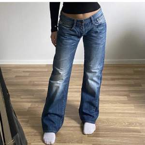 Säljer dessa skit snygga lågmidjade jeans, pga att de är för stora för mig. (Lånade bilder ifrån tjejen jag köpte dem av). Skriv vid funderingar💕