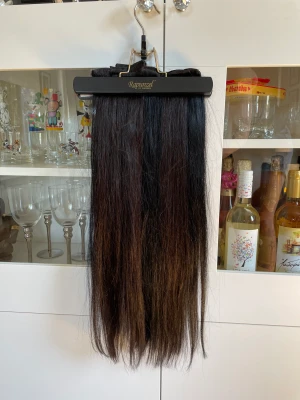 Äkta löshår  - Äkta löshår från Rapunzel of sweden.  Färgen är svart och det är 60 cm lång samt 10 delar så en hel uppsättning ☀️ 