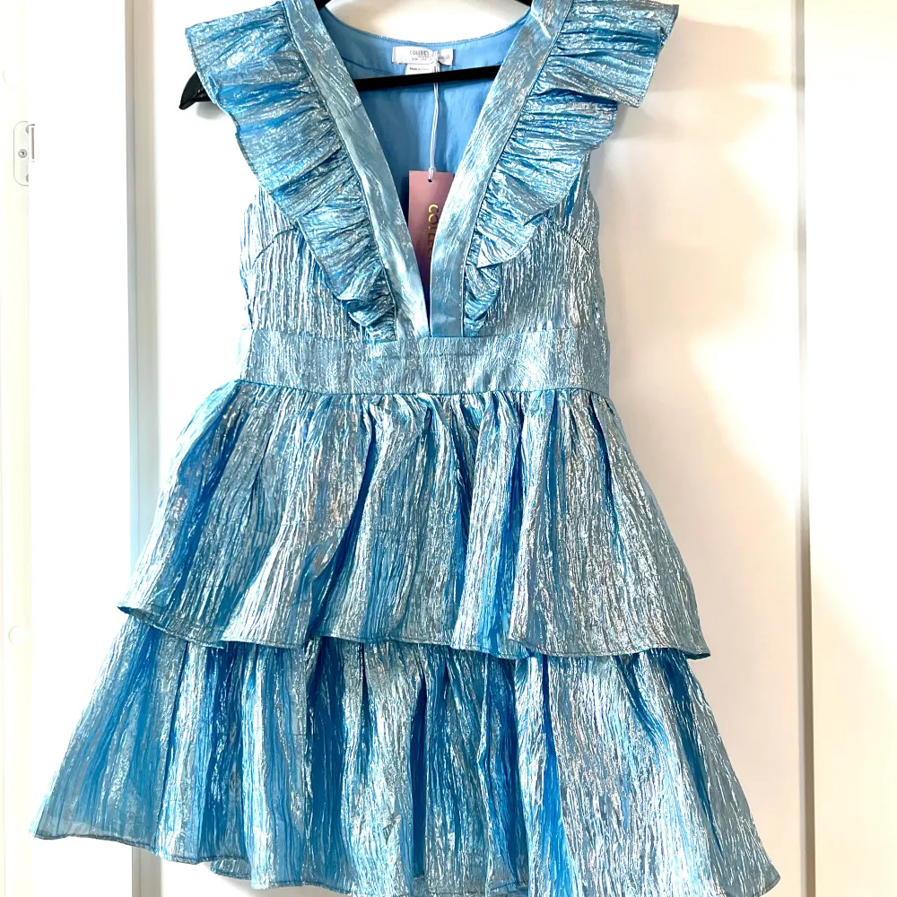 Superfin klänning från Asos. Aldrig använd, prislappen kvar. Nypris 709 kr  Ljusblå skimrande🥰. Klänningar.