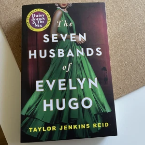 The seven husbands of Evelyn Hugo  - Hej jag säljer denna väldigt populära boken i nyskick. Språket är engelska och den är skriven av Taylor Jenkins Ried. Super bra bok, toppen för lite sommarläsning :) (köparen står för frakten eller mötas upp i Karlskrona) Ha en bra dag! :)