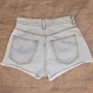 Fina jeans shorts som blivit för små! Storleken är 36 men passar som en 34 då de inte passar mig som har storlek 36. Använd ca 2 gånger & säljer pga för liten!🩷