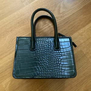 Väska - En gullig liten, grön väska från H&M med tillhörande guldig kedja för att bära över axeln💖💓