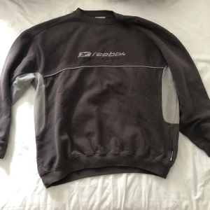 Reebok sweatshirt  - Tröja från märket Reebok i storlek L, jag som vanligtvis har storlek S tycker den känns mer som M (gillar dock oversized)   Säljer pga använder ej längre🤙