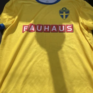 Sverige tröja  - Bra skik- pris kan diskuteras- Sverige tröja från matchen mellan Sverige och Serbien 