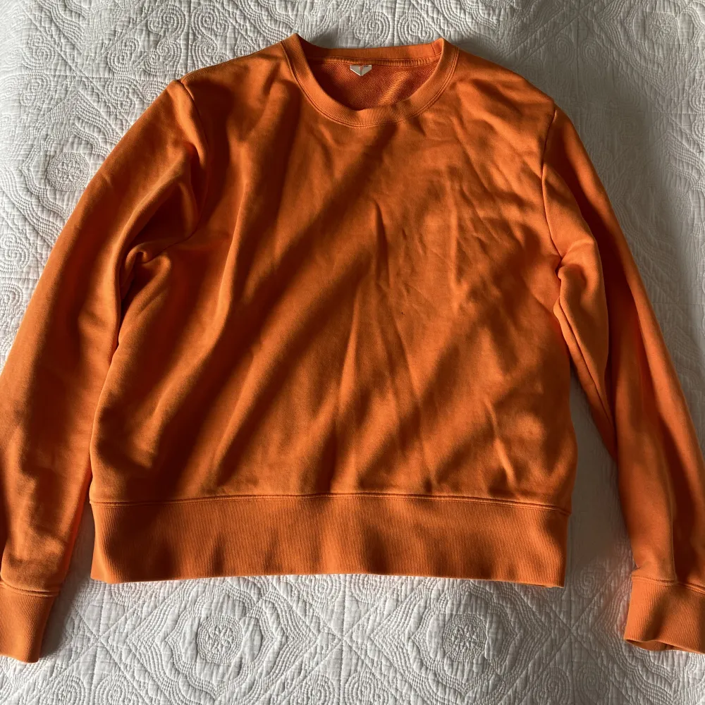 Fin sweatshirt i orange färg från Atket! . Tröjor & Koftor.