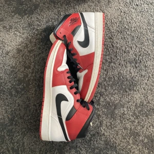 Jordan 1 mid Chicago - Säljer ett par Jordan 1 Chicago Mids i strl 44 då de var för små på mig. De är rätt små i storleken, och passar även om du har 43 i vanliga fall. Kvitto finns tyvärr ej, men självklart är de äkta.