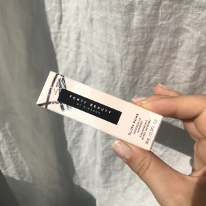 Fenty beauty lipgloss - Säljer min favorit läppglans någonsin från fenty beauty i hot chocolit!! Finaste färgen som är populär och passar alla hudtoner. Helt ny och oöppnad, säljer då jag fick två i present. Går bra att trycka på köp nu funktionen.