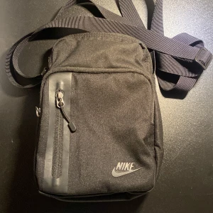 Nike väska - Hej, säljer nu en liten nike väska pga att den inte kommit till användning. Skicket är 10/10 knappt använd och inga skador. Pris kan diskuteras vid snabb affär.Ny pris 330 mitt pris 160 Hör av er vid frågor
