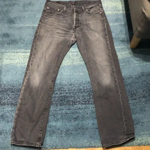 Gråa levis - Snygga gråa levis