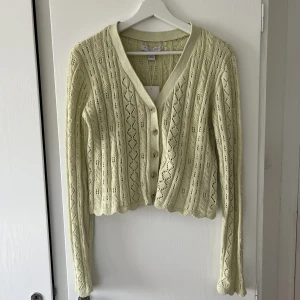 ljusgrön tunn kofta - jättefin och söt kofta från new yorker! aldrig använd med lappen kvar! färgen syns inte så bra på bild men den är mer ljusgrön och pastell i verkligheten!