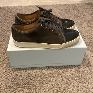 Lanvin grå - Säljer nu mina lanvins i storlek 46, de är knappt använda och har inga större skador. Helst meetup i Göteborg, skriv gärna vid frågor.