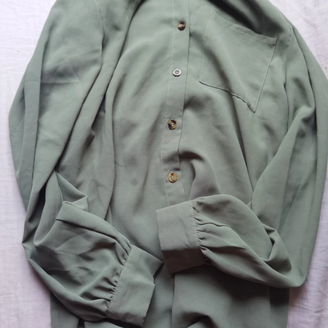 Solid knapp frambältad skjorta