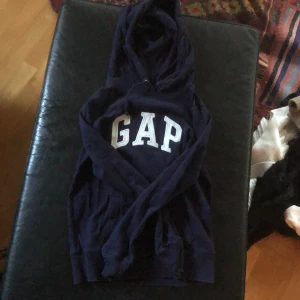 Gap Hoodie - Mörkblå gap hoodie, bra skick. Skriv ifall du har fler frågor!