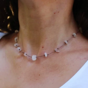 Handgjort rose quartz halsband - Handgjort rosenkvarts halsband gjort i macrameteknik med naturliga kristaller. Halsbandet är gjort av tålig vaxad tråd och storleken är justerbar. 