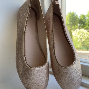 Ballerinor - Ballerinor i ett superskick! Perfekta nu i sommar 🫶🫶 ❗️Har ett par liknande i strl 36 så gå jättegärna in och kolla ❗️