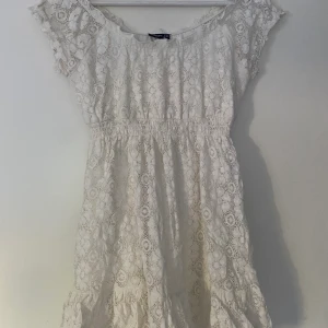 Söt spetsklänning - Söt klänning i spets. Storlek 158/164. Spetsklänning. Användt skick. Köparen står för frakt! 