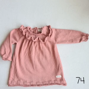 Newbie klänning 💓 - En klänning från newbie i "virkat tyg" med volanger och spetsbrodyr 💟 