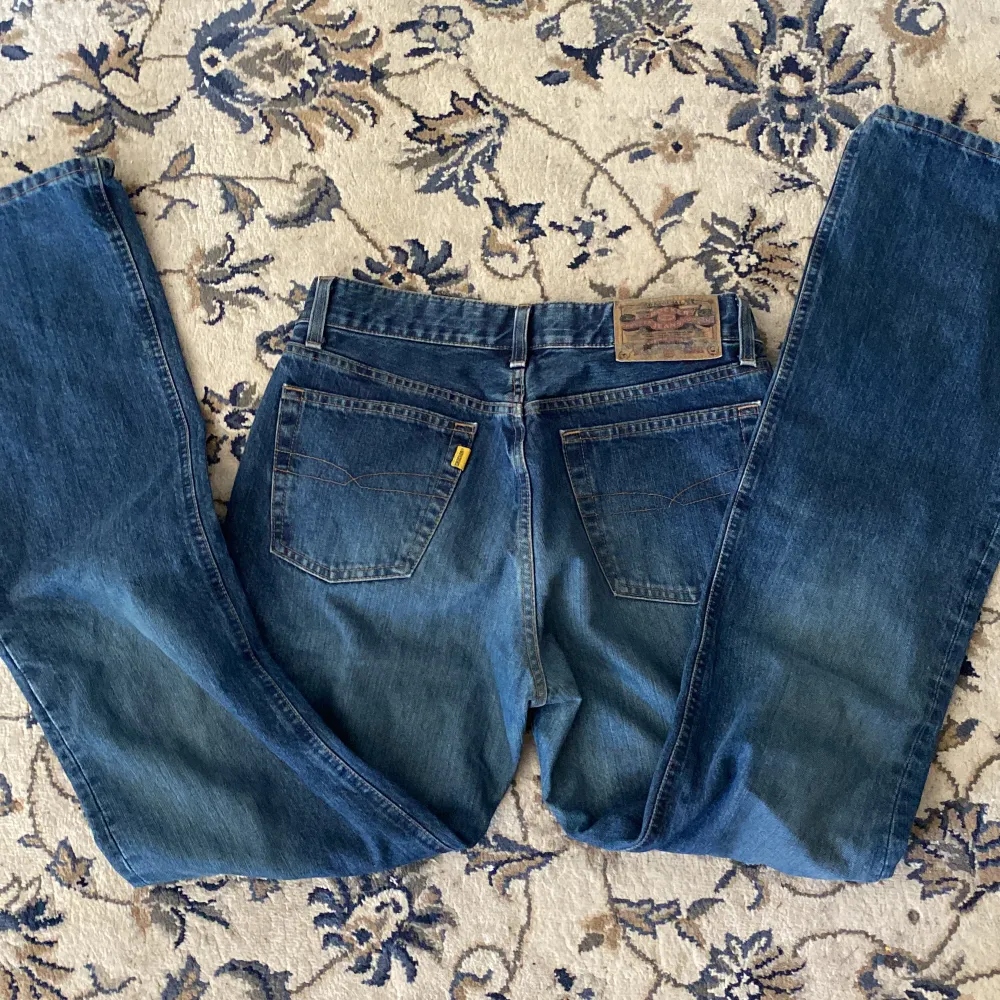 Ett par crocker jeans som är jätte snygga! Du kan välja om du vill ha låg midjat eller inte. Dem sitter typ lite v shaped så det sitter smickrande på kroppen. Säljer pga av att dem inte är min storlek.💛 . Jeans & Byxor.