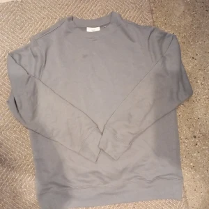 Mango swertshirt  - Hej säljer min mango swertshirt i ny skick 