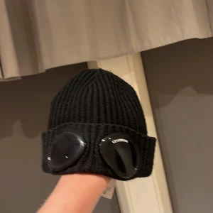 CP COMPANY MÖSSA - -Bra skick men använd 7/10 -400kr -One size -kan fraktas om köparen står för frakten👍