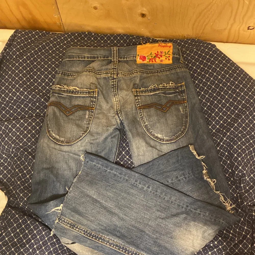 Super low waist jeans från replay använda ett par gånger tvär snygga passar bra för dig som gillar lite mer baggy stil . Jeans & Byxor.